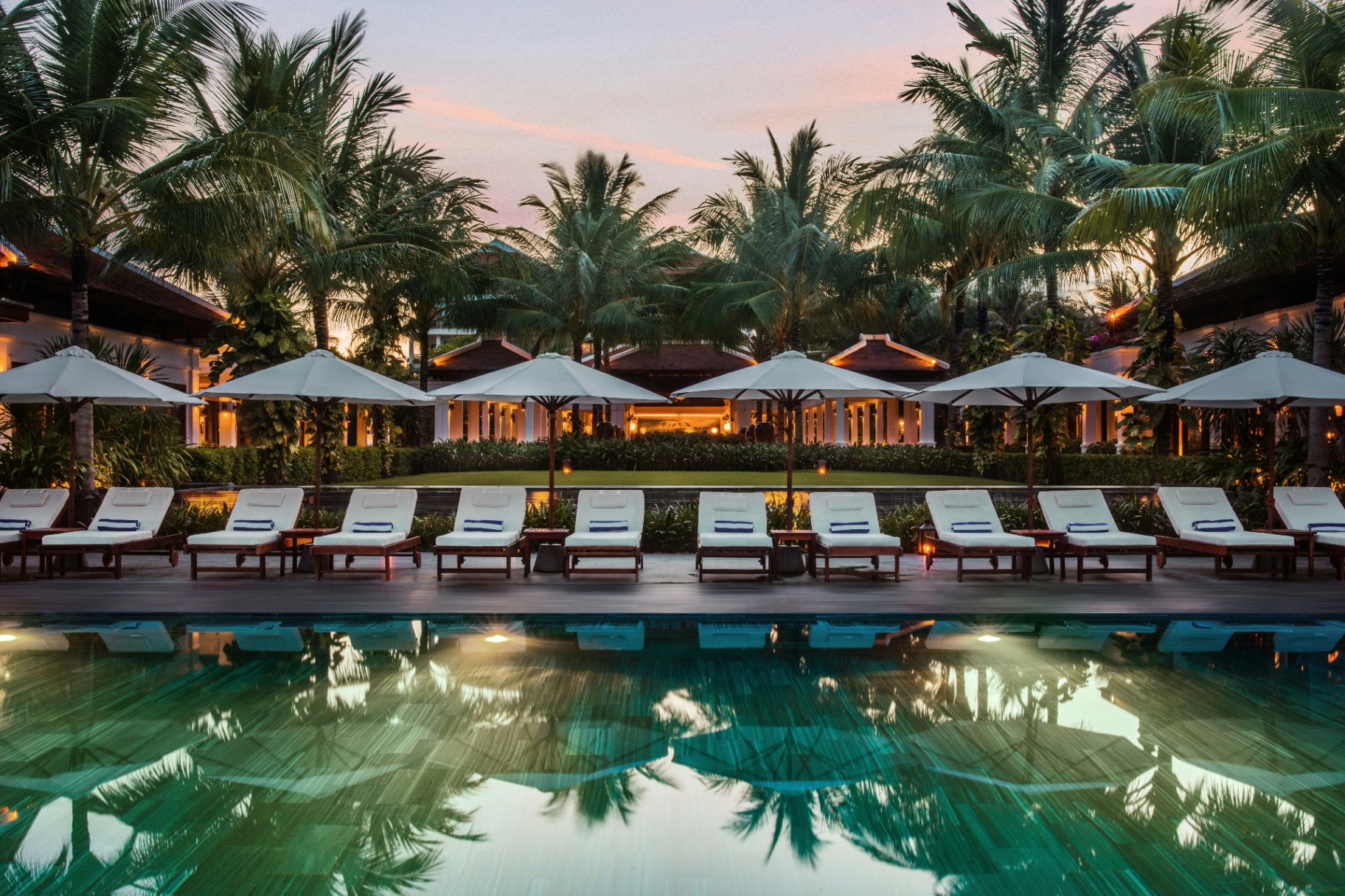 HOTELS & RESORTS